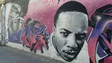 Graffiti und Kunst auf einer Mauer
