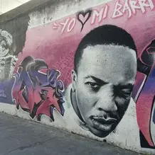 Graffiti und Kunst auf einer Mauer