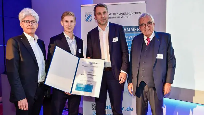 Steuerberaterkammer München zeichnet Lukas Oblinger mit dem Studienpreis 2025 aus.