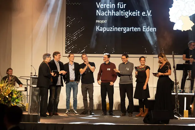 V. l. n. r.: Christian Treumann, Vorstandsvorsitzender der Town & Country Stiftung, Herr Kies einer der Town & Country Lizenzpartner, Leo Schleith und Philipp Jungk von Vision Domes, Norbert Schwab, Thomas Schwab und Dr. Johanna Umbach vom Verein für Nachhaltigkeit, Verena Wriedt, Journalistin und sozial engagierte Moderatorin. 