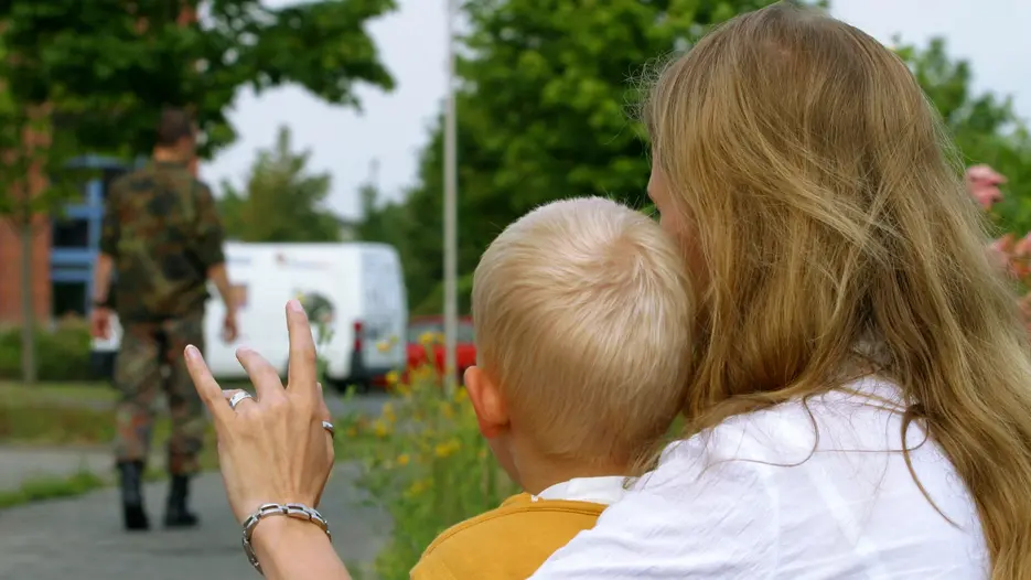Ein Soldat geht in den Einsatz und verabschiedet sich von seiner Familie