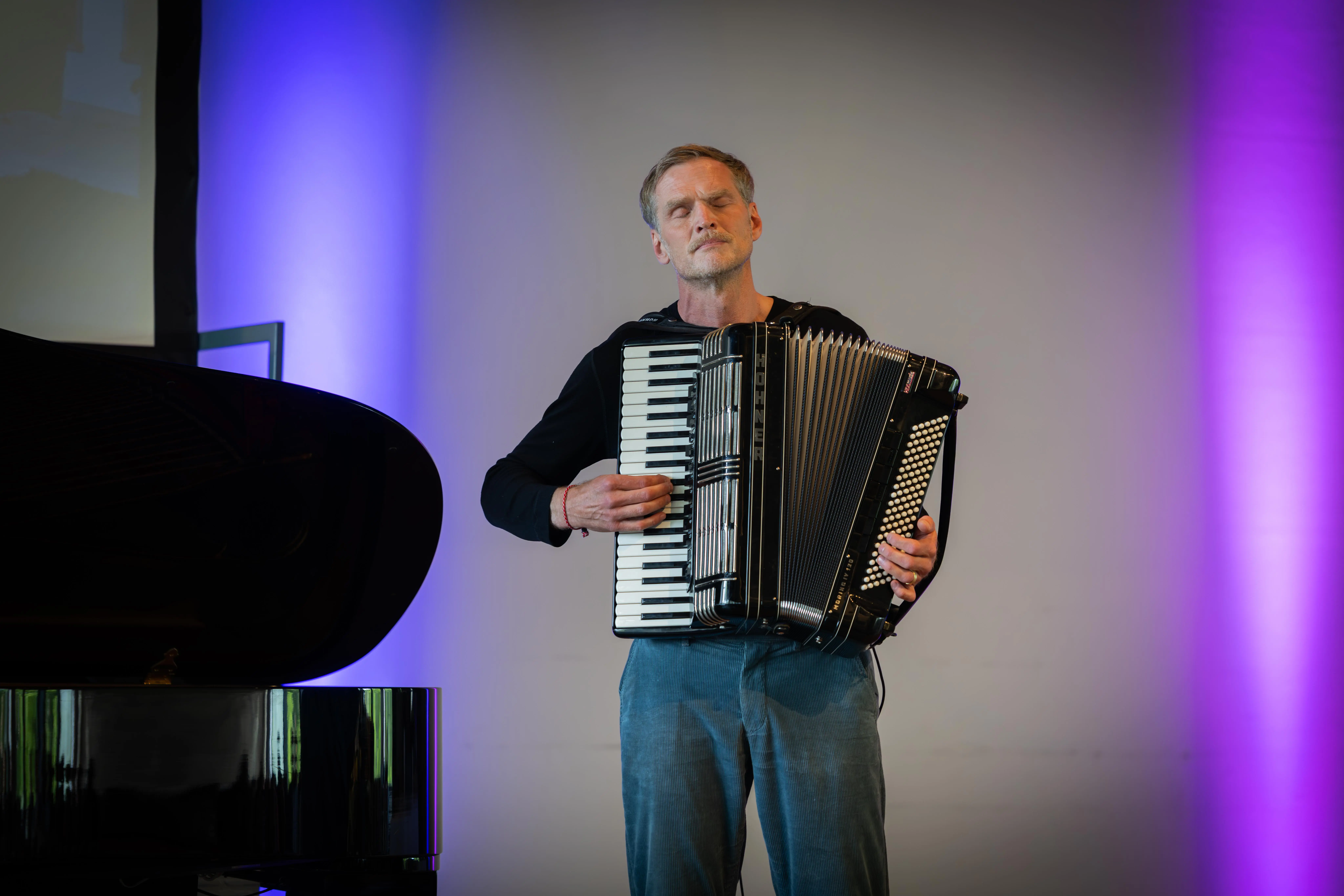 Prof. Eberhard am Akkordeon