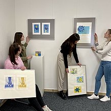 Studierende präsentieren Kunstwerke als Zeichen der Solidarität mit der Ukraine.