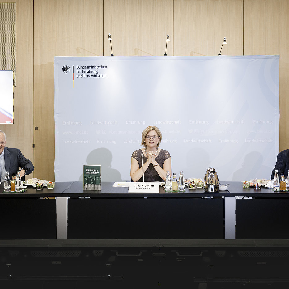 Die Historikerkommission präsentierte ihre Ergebnísse der Bundesministerin für Ernährung und Landwirtschaft, Julia Klöckner.