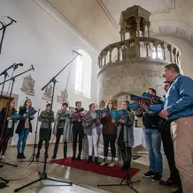 In der Eichstätter Heilig-Kreuz-Kirche haben drei Chöre der KU – hier die A-Cappella-Gruppe unter Leitung von Jörg Edelmann – eine CD mit traditionellen Weihnachtsliedern aufgenommen, die sie auch bei einem Benefiz-Konzert am 17. Dezember präsentieren werden. (Fotos: Klenk/upd)