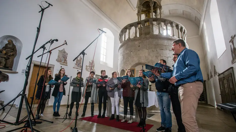 In der Eichstätter Heilig-Kreuz-Kirche haben drei Chöre der KU – hier die A-Cappella-Gruppe unter Leitung von Jörg Edelmann – eine CD mit traditionellen Weihnachtsliedern aufgenommen, die sie auch bei einem Benefiz-Konzert am 17. Dezember präsentieren werden. (Fotos: Klenk/upd)