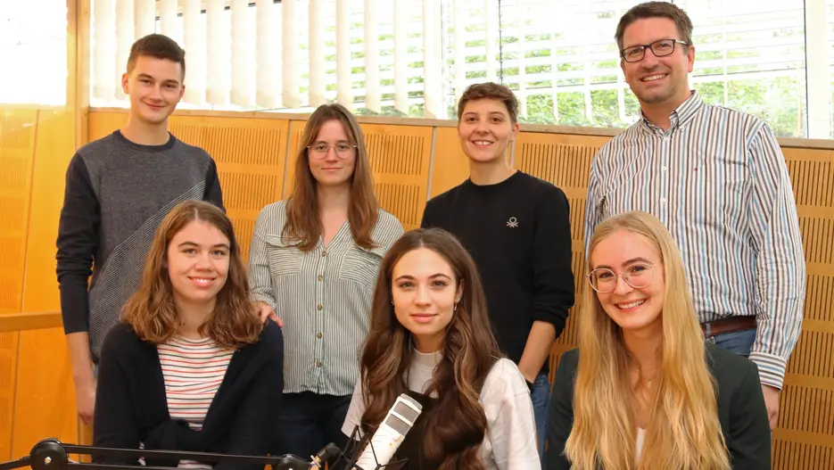 Unter Leitung von Dozent Dr. Thomas Brunner (rechts) haben sich Studierende in Fragestellungen der englischen Sprachwissenschaft eingearbeitet und berichten darüber in einem nun wöchentlich erscheinenden Podcast, der sich vor allem an die breite Öffentlichkeit richtet.