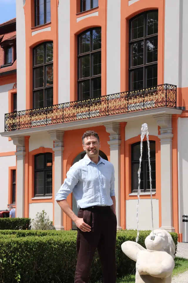 Christian Sauer vor der Sommerresidenz