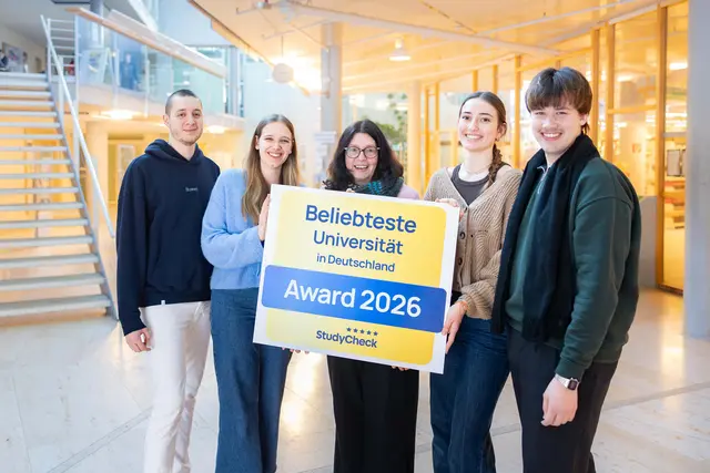 Uni-Pr&auml;sidentin und studentischer Konvent mit der Auszeichnung