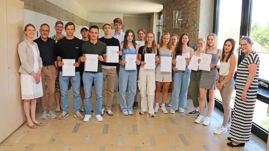 Nach Abschluss der Unitag-Veranstaltungen des Sommersemesters verabschiedeten die Verantwortlichen von KU und THI zusammen mit der Dienststelle der Ministerial-Beauftragten für die Gymnasien die teilnehmenden Schülerinnen und Schüler.