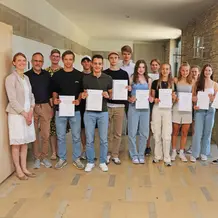 Nach Abschluss der Unitag-Veranstaltungen des Sommersemesters verabschiedeten die Verantwortlichen von KU und THI zusammen mit der Dienststelle der Ministerial-Beauftragten für die Gymnasien die teilnehmenden Schülerinnen und Schüler.