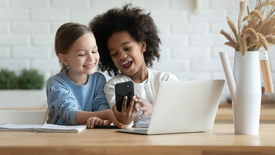 Kinder mit Smartphone und PC