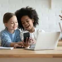 Kinder mit Smartphone und PC