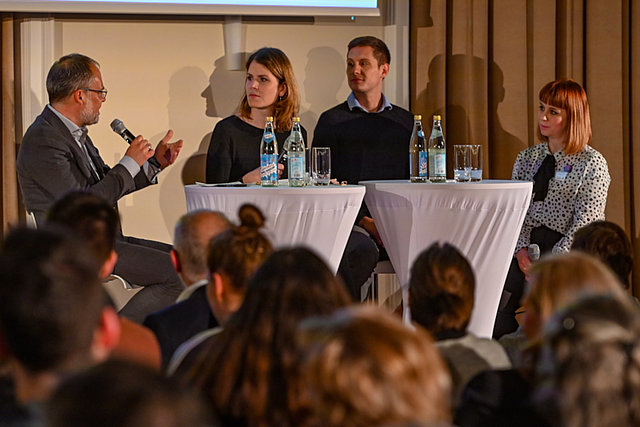 Diskutierten bei der Eröffnung über die Zukunft des Journalismus: Prof. Dr. Klaus Meier, Franziska Holzschuh, Dr. Michael Graßl und Stephanie Müller (v.l.).