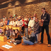 Über 20 Schülerinnen und Schüler der Grundschule Sandersdorf arbeiten mit Studierenden der KU derzeit an Improvisationen rund um Weihnachten und Winter, die sie beim Konzert am 15. Dezember präsentierten werden.