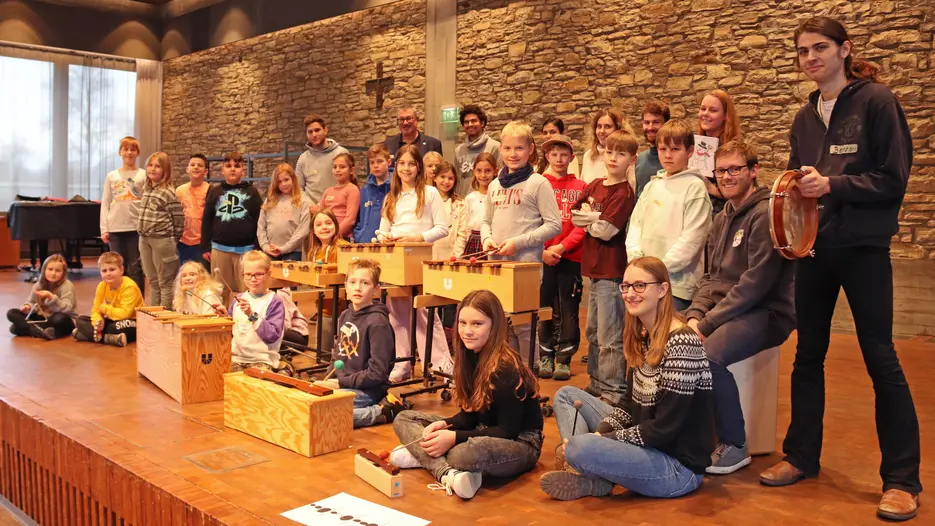 Über 20 Schülerinnen und Schüler der Grundschule Sandersdorf arbeiten mit Studierenden der KU derzeit an Improvisationen rund um Weihnachten und Winter, die sie beim Konzert am 15. Dezember präsentierten werden.