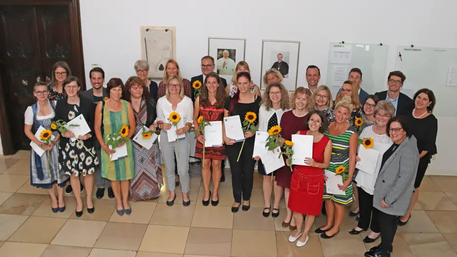 Die Absolventinnen und Absolventen des Zertifikatskurses „Katholische Reformpädagogik unter besonderer Berücksichtigung des Marchtaler Plans“ gemeinsam mit den Studienleiterinnen. (Fotos: Schulte Strathaus/upd)