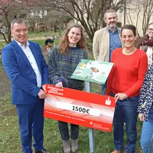 Die Stiftung der Sparkasse Eichstätt hat die Realisierung des neuen Lehrpfades im Kapuzinergarten Eden mit 1500 Euro unterstützt. Stif-tungsvorstand Bernhard Färber (links) überreichte die Spende symbo-lisch an (vordere Reihe von links) die Studentin Carla Kronsbein, Johan-na Umbach (Projektleitung Kapuzinergarten Eden) und die Biologiedi-daktikerin Dr. Maximiliane Schumm. Der Kunstpädagoge Florian Pfab übernahm mit Elisa Eitel, Miriam Gräbner (hintere Reihe von rechts) und zehn weiteren Studierenden die Gestaltung der Tafeln.