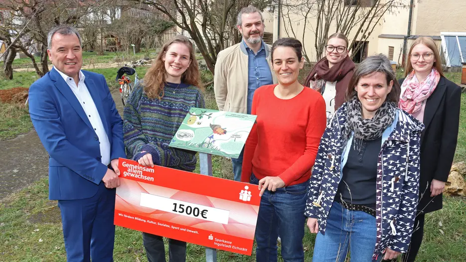 Die Stiftung der Sparkasse Eichstätt hat die Realisierung des neuen Lehrpfades im Kapuzinergarten Eden mit 1500 Euro unterstützt. Stif-tungsvorstand Bernhard Färber (links) überreichte die Spende symbo-lisch an (vordere Reihe von links) die Studentin Carla Kronsbein, Johan-na Umbach (Projektleitung Kapuzinergarten Eden) und die Biologiedi-daktikerin Dr. Maximiliane Schumm. Der Kunstpädagoge Florian Pfab übernahm mit Elisa Eitel, Miriam Gräbner (hintere Reihe von rechts) und zehn weiteren Studierenden die Gestaltung der Tafeln.