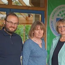 Prof. Dr. Ingrid Hemmer (rechts) und ihr Projektmitarbeiter Steven Mainka (rechts) befragten die Leiterin der Umweltschule Walting, Rosa Liss, zu Konzept und Rahmenbedingungen ihrer Einrichtung hinsichtlich einer Bildung für nachhaltige Entwicklung. (Foto: Lindau/upd)