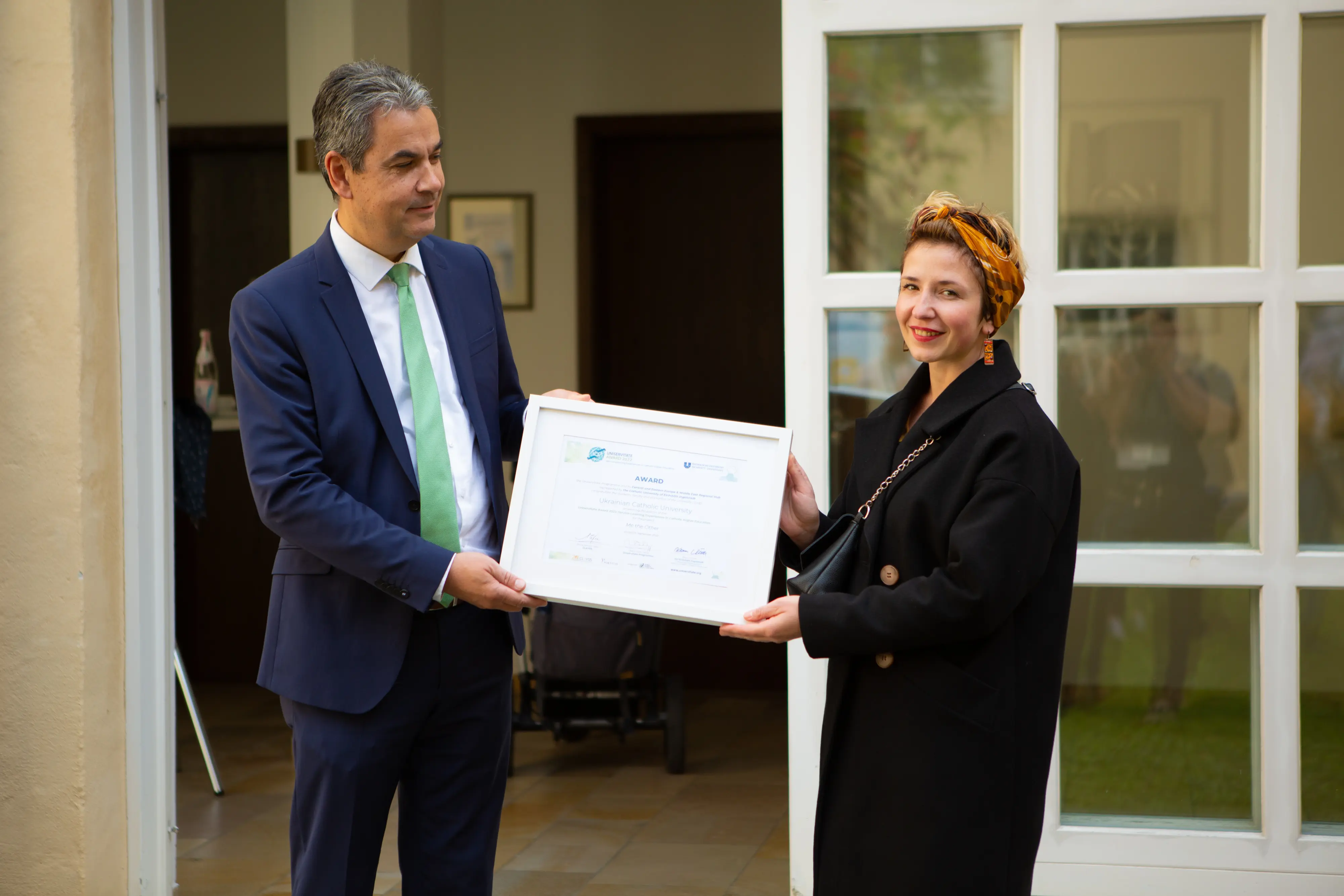  Vice President Prof. Klaus Stüwe with Yuliia Vintoniv from Ukrainian Catholic University, winner of the Uniservitate Global Award 2022 