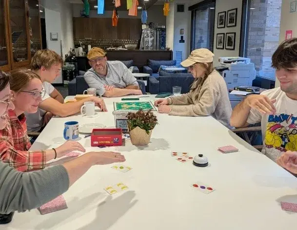 Gemeinsame Brettspiele bei der Kaffeestunde mit amerikanischen Studierenden. 