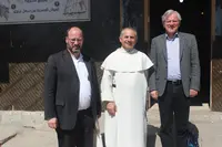 Th. Kremer, P. Nageeb und K. Pinggéra vor dem Centre numérique