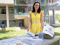 Bianca Krauser, Leiterin Stabstelle Nachhaltigkeit der Stadt Ingolstadt, nutzte das Gartenfest, um mit Studierenden in Kontakt zu kommen.