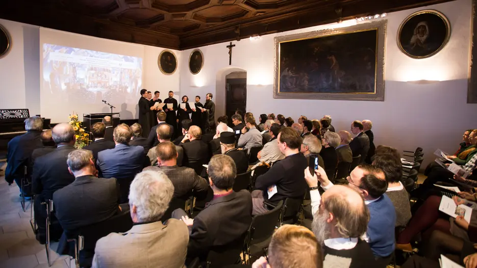Blick in das Jesuitenrefektorium zu Beginn der Akademischen Feier mit dem Chor des Collegium Orientale