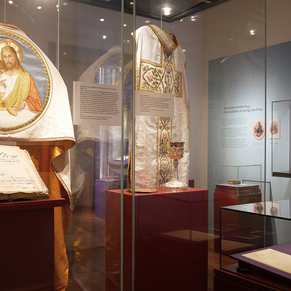 Zu den Exponaten der Ausstellung gehört beispielsweise das von Königin Carola von Sachsen eigens für ihn bestickte Messgewand für seine erste Messe in der Kapelle des Josephinenstiftes in Dresden.