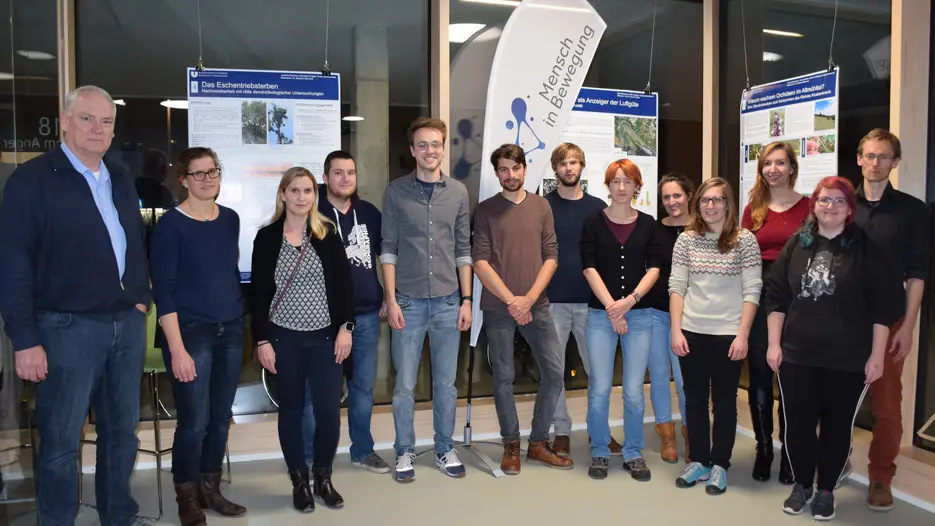 Im KU.impact-Büro in der Eichstätter Spitalstadt stellen Studierende aus der Geographie noch bis 16. Januar ihre Forschungsarbeiten aus, die unter der Betreuung von Prof. Dr. Bernd Cyffka (links) und Team an der Katholischen Universität entstanden sind. (Foto: Poese/upd)