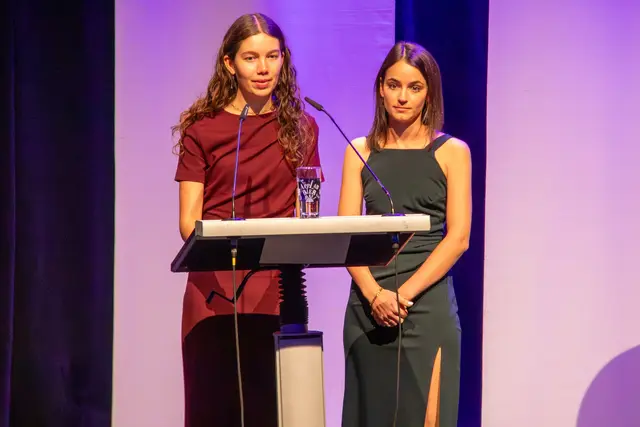 Johanna Lehner und Isabell Schöpfel (v. l.), Jahrgangsbeste Bachelor und Master, bei ihrer Abschlussrede.
