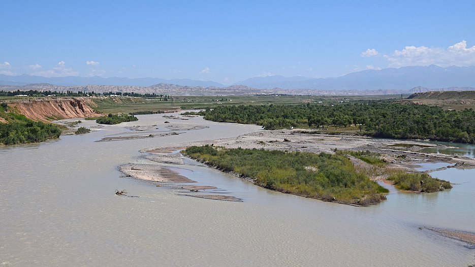 A typical river landscape on the Naryn. The river and its dynamics were barely influenced by humans, which means that it has a largely intact river ecosystem that can be investigated. (Photo: Betz/upd)