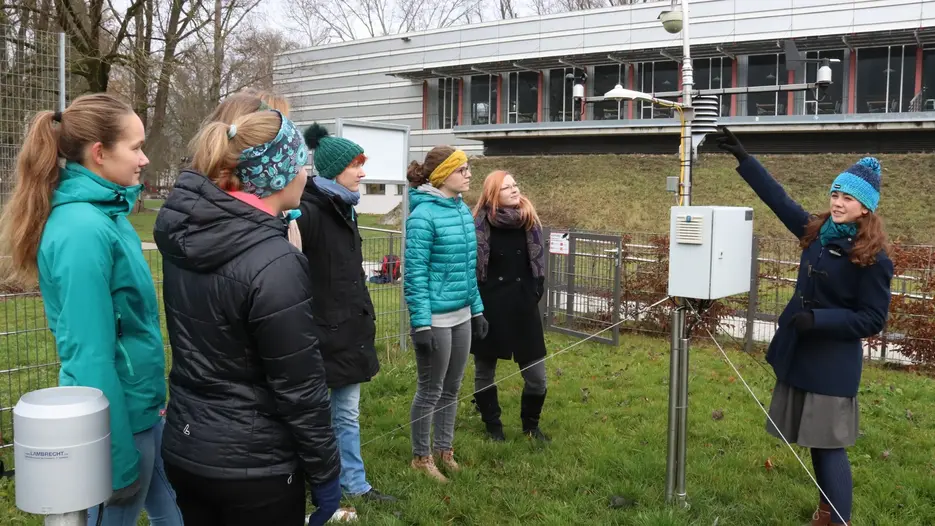 Die Studierenden des „Arbeitskreises Wetterschau“ an der KU sorgen für die Funktionstüchtigkeit der Wetterstation auf dem Eichstätter Campus und werten monatlich die Messwerte aus. (Foto: Schulte Strathaus/upd)
