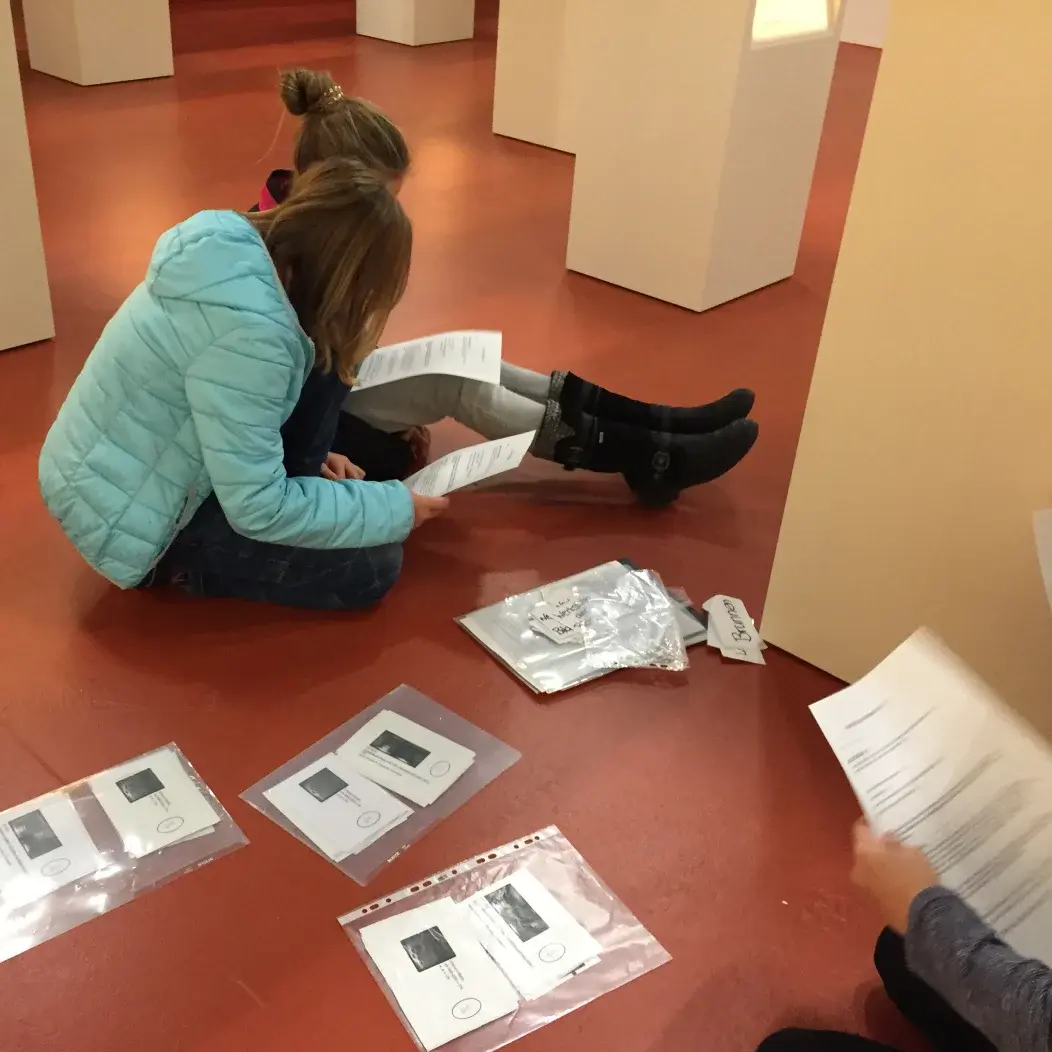 Schüler*innen arbeiten in der Ausstellung
