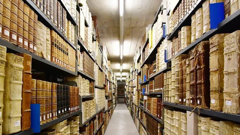 [Translate to English:] Blick in das Magazin der Haofgarten-Bibliothek