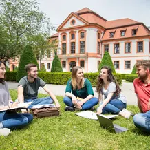 Studierende vor der Sommerresidenz