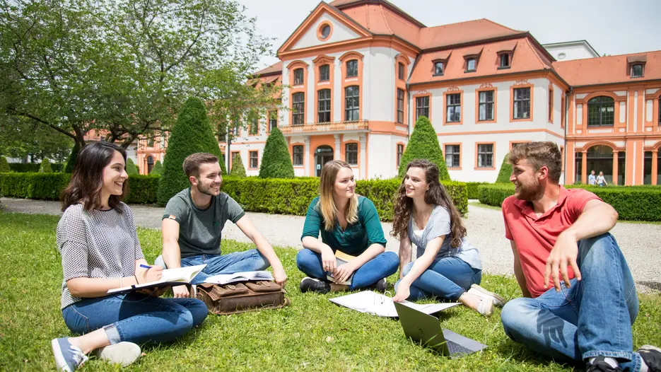 Studierende vor der Sommerresidenz