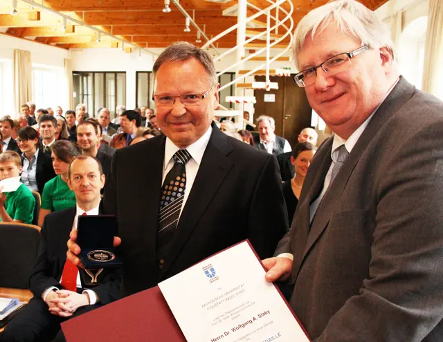 Überrreichung der Universitätsmedaille an Dr. Slaby