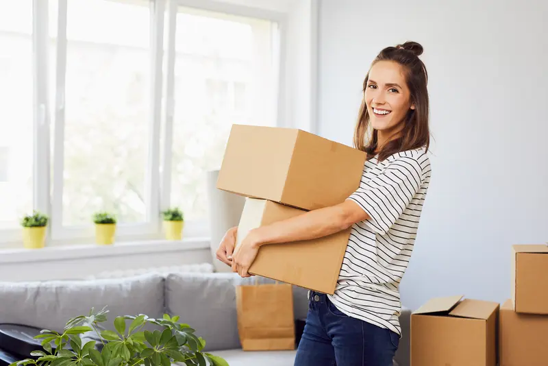Eine Studentin richtet ihre Wohnung ein