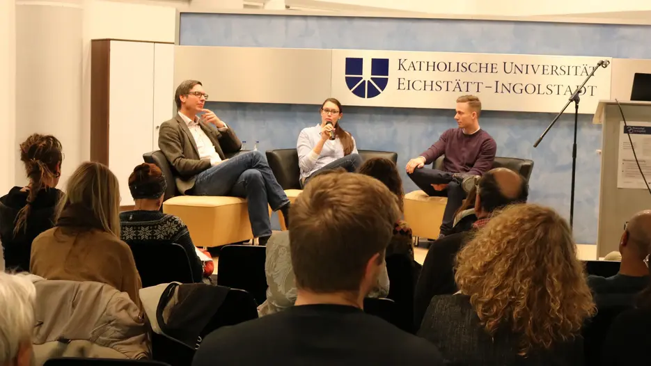 Aktuelle Forschungsfragen diskutieren und mit dem Publikum ins Gespräch kommen – das ist der Fokus von „Wissenschaft im Gespräch“. Im Wintersemester dreht sich alles um das Thema „Welt im Wandel“. Die Veranstaltungsreihe wandert erstmals vom International House (Foto) in die Räume von KU.impact in der Eichstätter Spitalstadt. (Foto: Albrecht/upd).