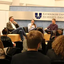 Aktuelle Forschungsfragen diskutieren und mit dem Publikum ins Gespräch kommen – das ist der Fokus von „Wissenschaft im Gespräch“. Im Wintersemester dreht sich alles um das Thema „Welt im Wandel“. Die Veranstaltungsreihe wandert erstmals vom International House (Foto) in die Räume von KU.impact in der Eichstätter Spitalstadt. (Foto: Albrecht/upd).