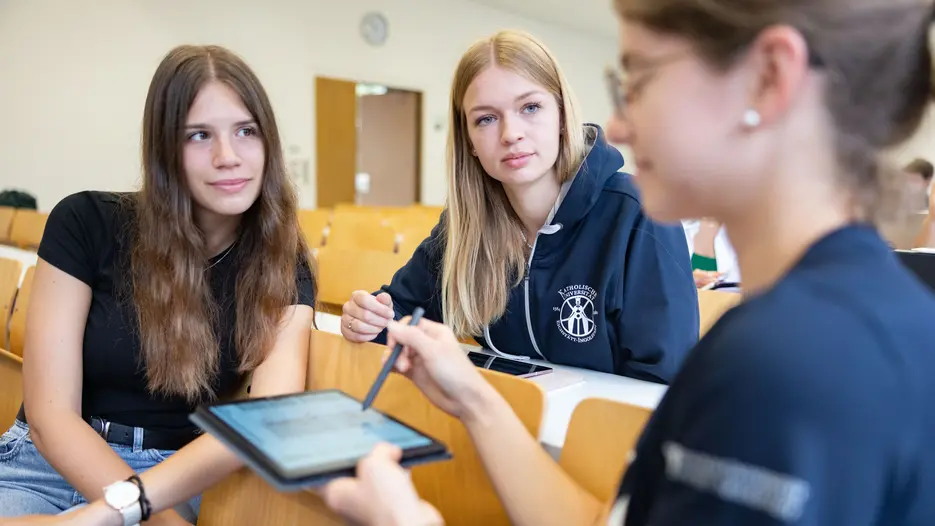 Studierende im Seminar