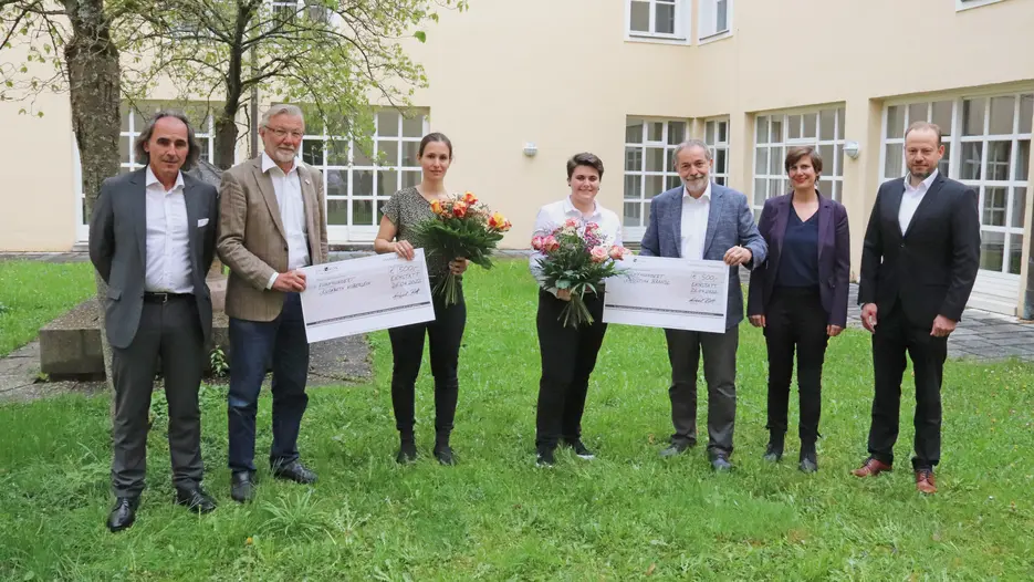 (v.l.) Dekan Prof. Dr. Frank Wießner und Willi Reinbold (Förderkreis Fakultät für Soziale Arbeit) mit den Preisträgerinnen Elisabeth Köberlein und Christina Brandl sowie Dr. Gerhard Rott (Vorsitzender des Förderkreises), Prof. Dr. Annette Korntheuer und Prof. Dr. Joël Münch (Gutachterin bzw. Gutacther der Arbeit von Christina Brandl). 