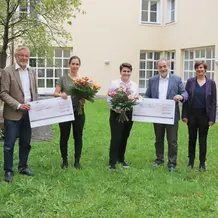 (v.l.) Dekan Prof. Dr. Frank Wießner und Willi Reinbold (Förderkreis Fakultät für Soziale Arbeit) mit den Preisträgerinnen Elisabeth Köberlein und Christina Brandl sowie Dr. Gerhard Rott (Vorsitzender des Förderkreises), Prof. Dr. Annette Korntheuer und Prof. Dr. Joël Münch (Gutachterin bzw. Gutacther der Arbeit von Christina Brandl). 