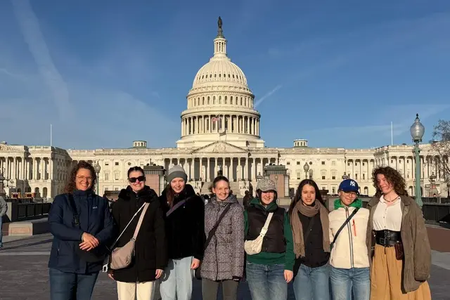 Gruppenbild der Exkursionsteilnehmerinnen vor dem Kapitol