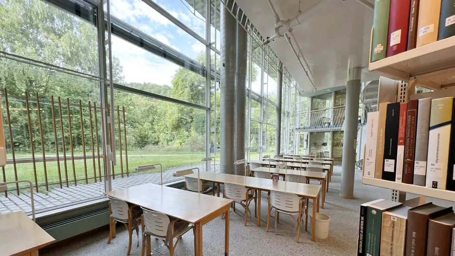 Lesesaal der ZB mit Blick zur Altmühl