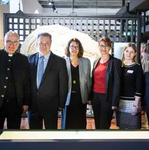 Freuten sich gemeinsam über die Wiedereröffnung des Jura Museums: Dr. Peter Beer (KU-Stiftungsratsvorsitzender), Prof. Dr. Gerhard Haszprunar (Generaldirektor der Staatlichen Naturwissenschaftlichen Sammlungen Bayerns), Prof. Dr. Gabriele Gien (Präsidentin der KU), Dr. Christina Ifrim (designierte Direktorin des Museums), Dr. Stephanie Armer (Geschäftsführerin des Museums) sowie Dr. Rolf-Dieter Jungk (Amtschef im Staatsministeriums für Wissenschaft und Kunst) (von links). (Fotos: Klenk/upd)