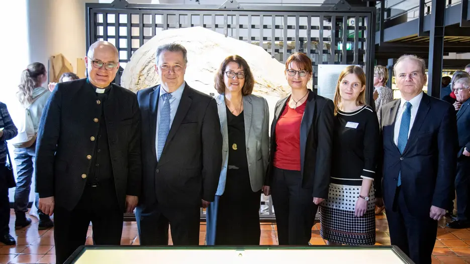Freuten sich gemeinsam über die Wiedereröffnung des Jura Museums: Dr. Peter Beer (KU-Stiftungsratsvorsitzender), Prof. Dr. Gerhard Haszprunar (Generaldirektor der Staatlichen Naturwissenschaftlichen Sammlungen Bayerns), Prof. Dr. Gabriele Gien (Präsidentin der KU), Dr. Christina Ifrim (designierte Direktorin des Museums), Dr. Stephanie Armer (Geschäftsführerin des Museums) sowie Dr. Rolf-Dieter Jungk (Amtschef im Staatsministeriums für Wissenschaft und Kunst) (von links). (Fotos: Klenk/upd)