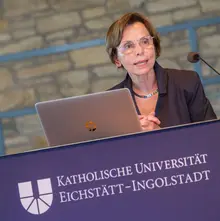 „Erst die Person erweckt das Amt“: Prof. Dr. Renate Oxenknecht-Witzsch verabschiedet sich 